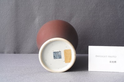 Een Chinese monochrome donker-koperrode 'meiping' vaas, Qianlong merk en periode