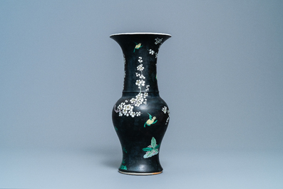 Een Chinese famille noire yenyen vaas met eksters bij prunusbloesems, Kangxi