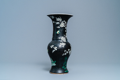 Un vase de forme yenyen en porcelaine de Chine famille noire &agrave; d&eacute;cor d'oiseaux parmi fleurs, Kangxi