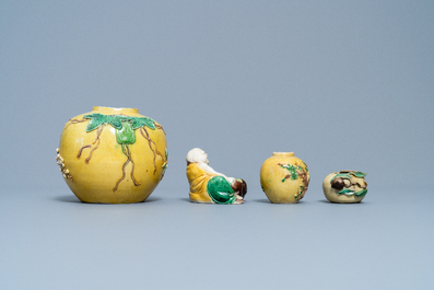 Deux jarres, une figure de Bouddha et un lave-pinceaux en biscuit &eacute;maill&eacute; vert et jaune, Chine, 19/20&egrave;me