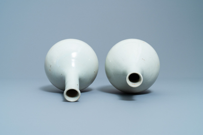 Deux bouteilles en porcelaine d'Arita en blanc monochrome, Japon, Edo, 17&egrave;me