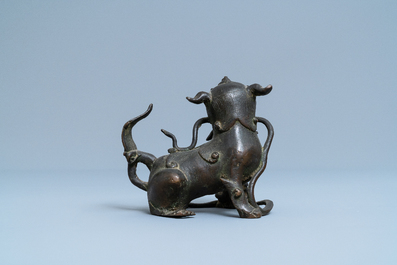 Een Chinees bronzen model van een boeddhistische leeuw, late Ming