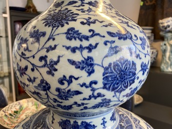 A large Chinese blue and white double gourd vase with floral scrolls, 19/20th C.