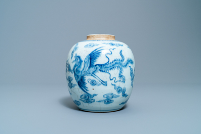 Een Chinese blauw-witte gemberpot met een draak en een feniks, Yongzheng