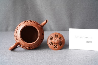 Een Chinese opengewerkte Yixing steengoed theepot met deksel, Kangxi