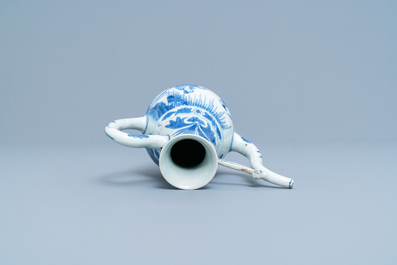 Une verseuse en porcelaine de Chine en bleu et blanc, &eacute;poque Transition