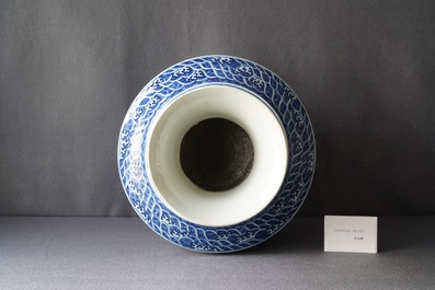 Un grand vase de forme 'hu' en porcelaine de Chine en bleu et blanc, marque de Qianlong, 19&egrave;me