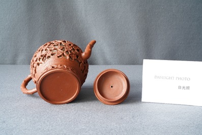 Een Chinese opengewerkte Yixing steengoed theepot met deksel, Kangxi