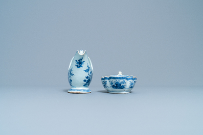 Twee Chinese blauw-witte sauskommen op onderschotels, Qianlong