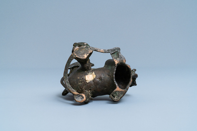 Un mod&egrave;le d'un lion bouddhiste en bronze, Chine, fin de la dynastie Ming