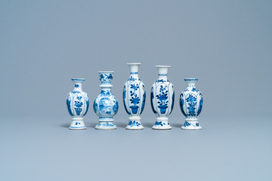 Vier Chinese blauw-witte miniatuur vazen en een hookah-basis, Kangxi
