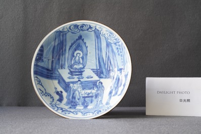 Une coupe en porcelaine de Chine en bleu et blanc &agrave; d&eacute;cor d'une sc&egrave;ne du 'Xi Xiang Ji', marque de Jiajing, Kangxi