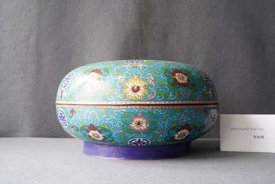 Een ronde Chinese cloisonn&eacute; dekseldoos, 19e eeuw