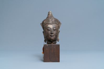 Een bronzen hoofd van een Bodhisattva, Thailand, 18/19e eeuw