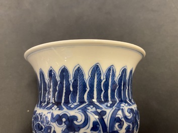 Un crachoir ou 'zhadou' en porcelaine de Chine en bleu et blanc, Kangxi