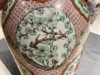 Un vase couvert en porcelaine de Chine wucai, &eacute;poque Transition