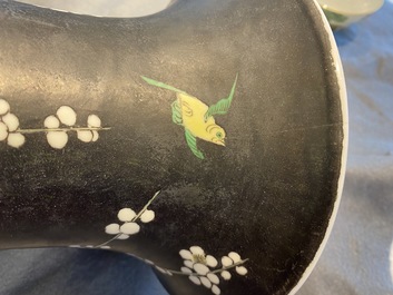 Un vase de forme yenyen en porcelaine de Chine famille noire &agrave; d&eacute;cor d'oiseaux parmi fleurs, Kangxi