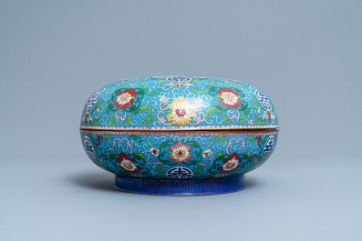 Een ronde Chinese cloisonn&eacute; dekseldoos, 19e eeuw