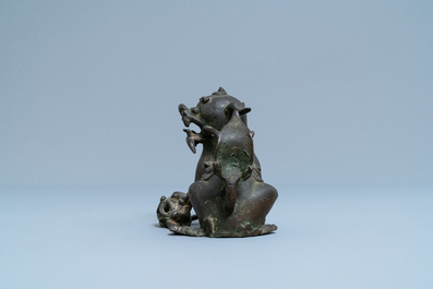 Un mod&egrave;le d'un lion bouddhiste en bronze, Chine, fin de la dynastie Ming