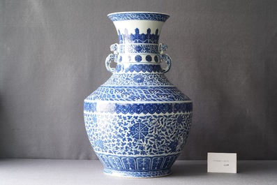 Een grote Chinese blauw-witte 'hu' vaas met florale slingers, Qianlong merk, 19e eeuw