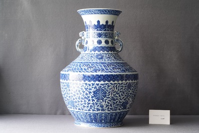 Un grand vase de forme 'hu' en porcelaine de Chine en bleu et blanc, marque de Qianlong, 19&egrave;me