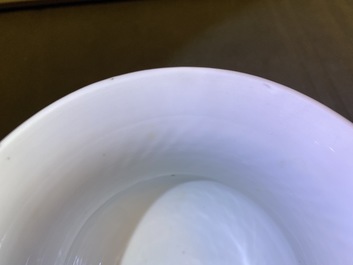 Un crachoir ou 'zhadou' en porcelaine de Chine en bleu et blanc, Kangxi