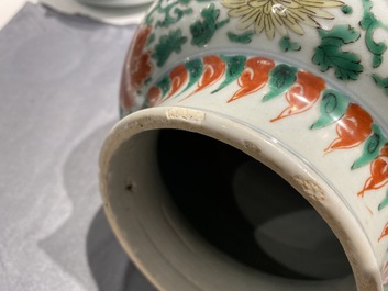 Un vase couvert en porcelaine de Chine wucai, &eacute;poque Transition