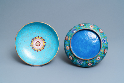 Een ronde Chinese cloisonn&eacute; dekseldoos, 19e eeuw