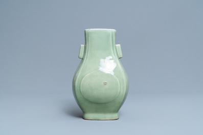 Een Chinese monochrome celadon 'fanghu' vaas, Qianlong merk en periode