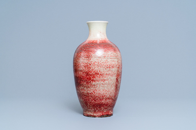 A Chinese monochrome peachbloom-glazed vase, 18/19th C.