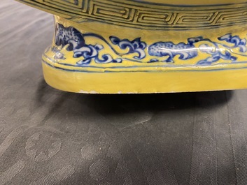 Een Chinese blauw-witte 'Bajixiang' moonflask vaas met gele fondkleur, Yongzheng merk, 19/20e eeuw