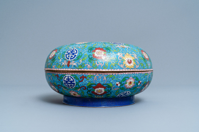 Een ronde Chinese cloisonn&eacute; dekseldoos, 19e eeuw