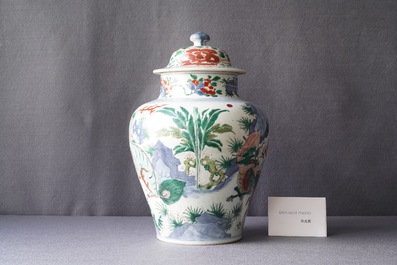 Un vase couvert en porcelaine de Chine wucai &agrave; d&eacute;cor d'animaux mythiques, &eacute;poque Transition