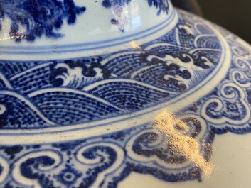 Un grand vase de forme double gourde en porcelaine de Chine en bleu et blanc, 19/20&egrave;me