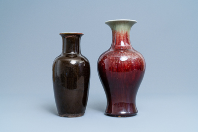 Deux vases en porcelaine de Chine &agrave; &eacute;mail flamb&eacute;, 19&egrave;me