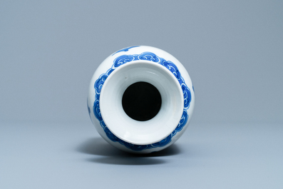 Een Chinese blauw-witte rouleau vaas, Kangxi