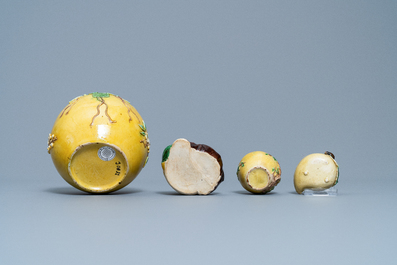 Twee Chinese gele en verte biscuit potjes, een figuur van Boeddha en een perzikvormige penselenwasser, 19/20e eeuw