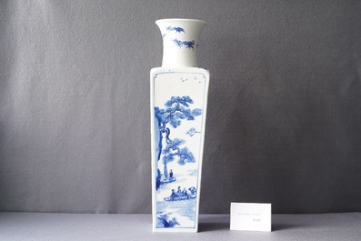 Een vierkante Chinese blauw-witte vaas, Kangxi merk en periode