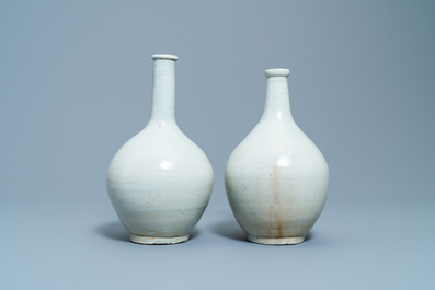 Twee Japanse monochrome witte Arita flessen, Edo, 17e eeuw