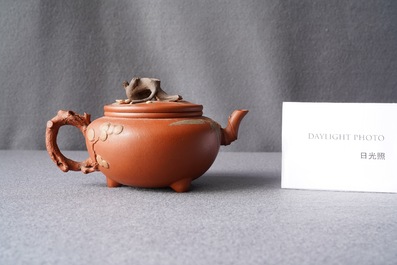 Een Chinese Yixing steengoed 'Drie vrienden van de winter' theepot met deksel, Kangxi