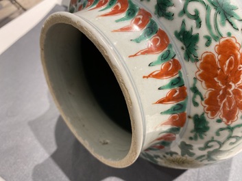 Un vase couvert en porcelaine de Chine wucai, &eacute;poque Transition