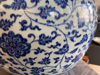 A large Chinese blue and white double gourd vase with floral scrolls, 19/20th C.