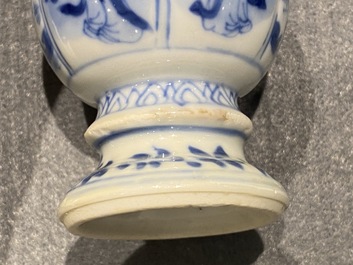 Quatre vases miniatures et une base de narguil&eacute; en porcelaine de Chine en bleu et blanc, Kangxi