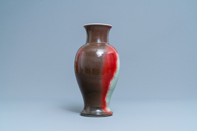 Een Chinese vaas met driekleurig flamb&eacute; glazuur, 19e eeuw