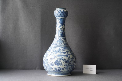 Un grand vases de forme bouteille en porcelaine de Chine en bleu et blanc, Wanli