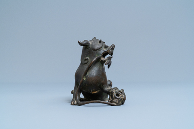 Een Chinees bronzen model van een boeddhistische leeuw, late Ming