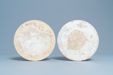 Deux plaques de forme ronde en porcelaine de Chine famille rose, R&eacute;publique