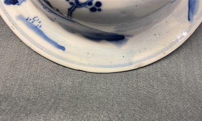 Een paar Chinese blauw-witte dekselvazen met figuratief decor, 19e eeuw