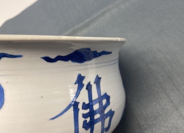 Un br&ucirc;le-parfum en porcelaine de Chine en bleu et blanc &agrave; d&eacute;cor de quatre luohans, Kangxi