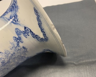 Een Chinese blauw-witte yenyen vaas met verhalend decor, 19e eeuw